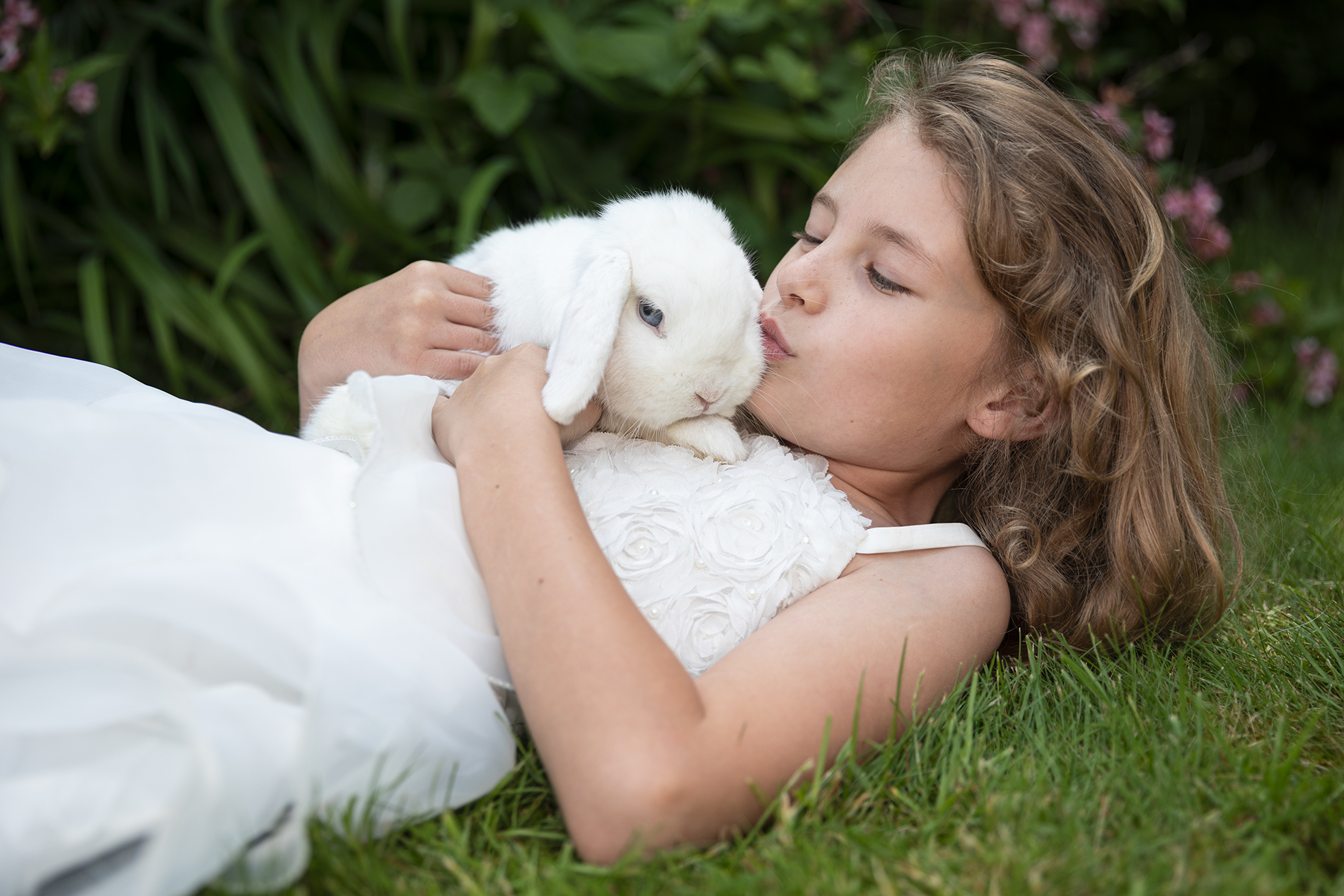 Portrait petite fille et son lapin